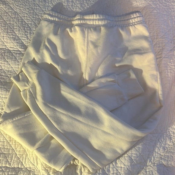 White sweatpants, new, used a couple times, no stain and cotton fabric - Picture 4 of 5